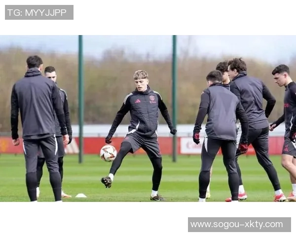 卡里克首堂训练课氛围焕然一新阿莫林与球员关系显得有些冷淡